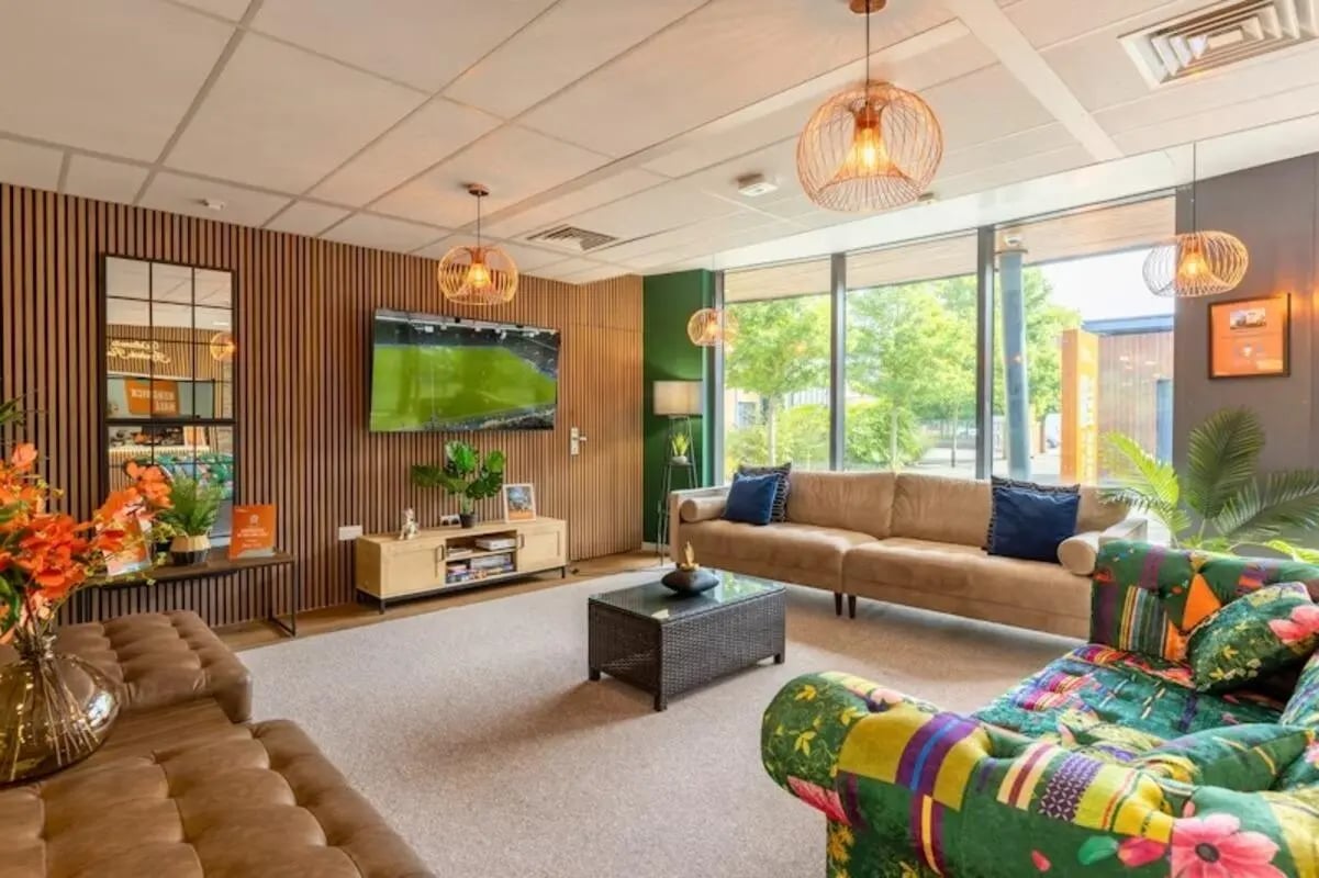 Sofa tv mirror plant and coffee table living room at Kendrick Hall in Reading Student Accommodation
