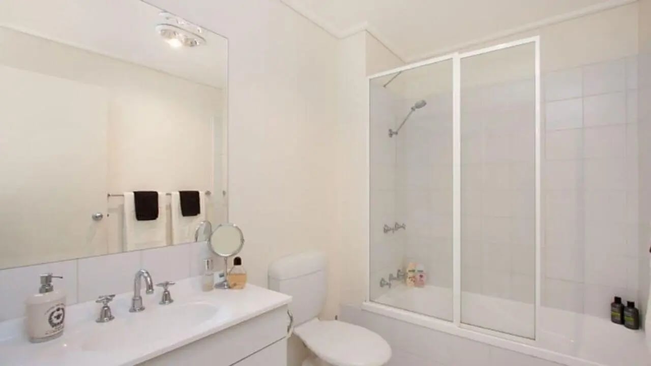Sink toilet shower tub with towels bathroom at Student Living On ABeckett in Melbourne Student Accommodation