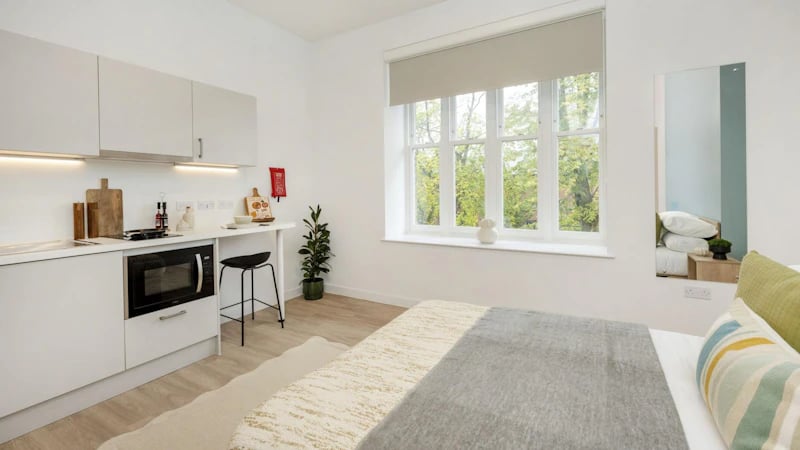 Kitchenette with microwave and bed living room at Westcombe House in London Student Accommodation