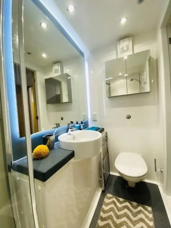Sink toilet cabinet and shower glass bathroom at Mannequin House in London Student Accommodation