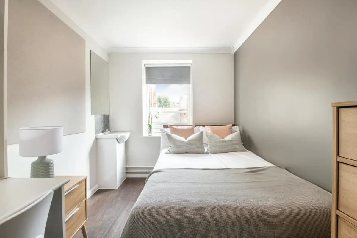 Bed sink lamp desk and chest bedroom at 4 Rob Roy House in Nottingham Student Accommodation