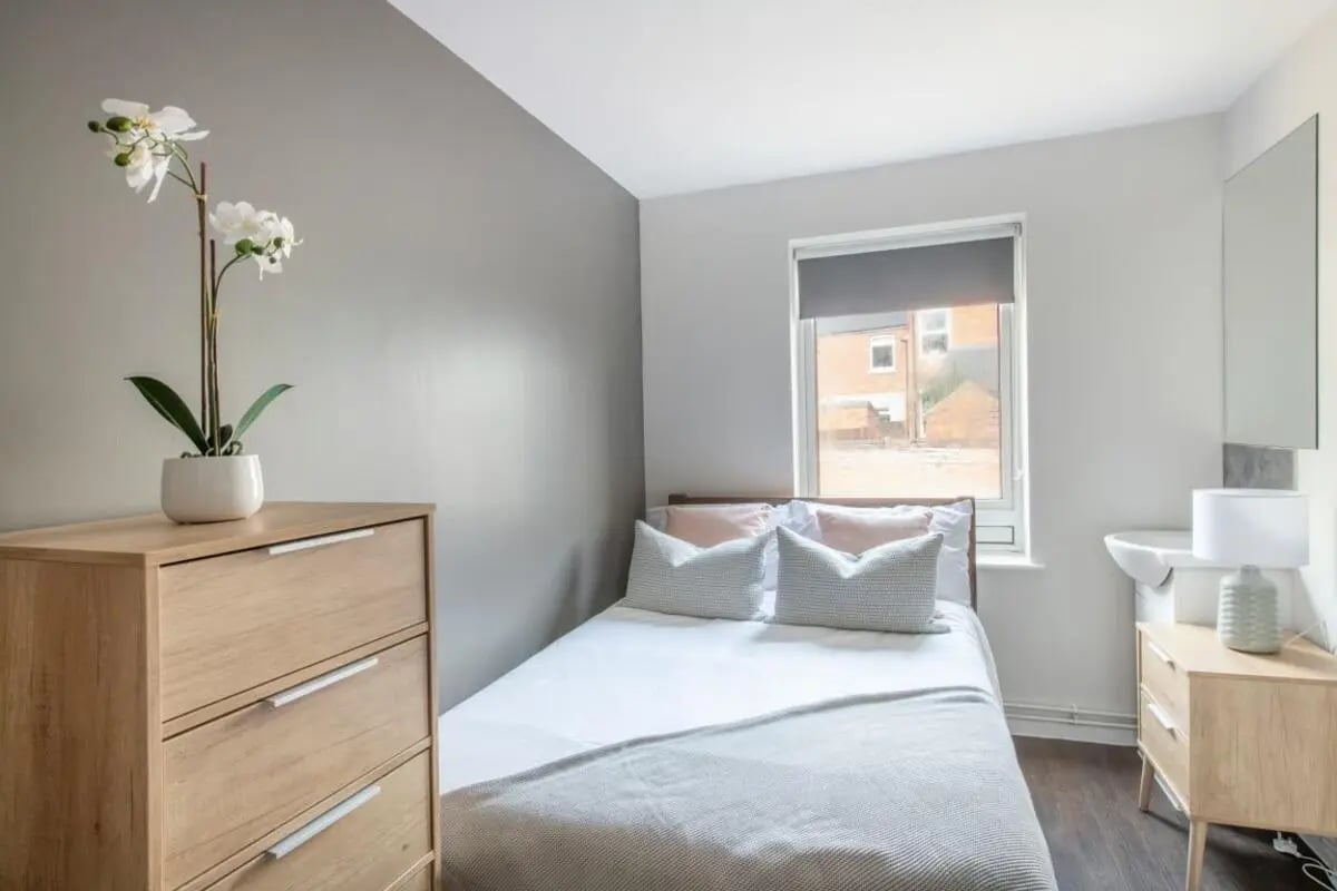 Chest of drawers orchid bed sink lamp Bedroom at 4 Rob Roy House in Nottingham Student Accommodation