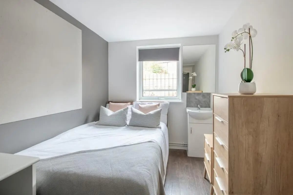 Bed dresser sink mirror Orchid bedroom at 4 Rob Roy House in Nottingham Student Accommodation