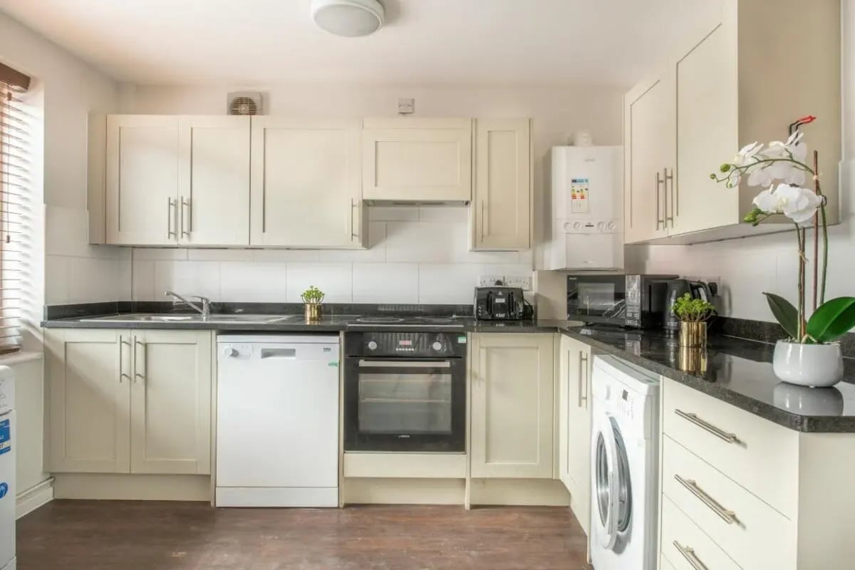 Cream cabinets dishwasher oven washing machine kitchen at 4 Rob Roy House in Nottingham Student Accommodation