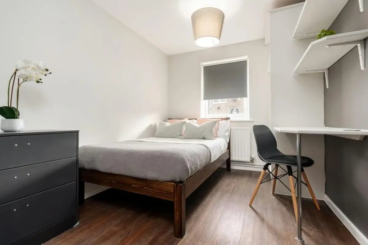Bed dresser desk and chair bedroom at 28 Church Street in Nottingham Student Accommodation