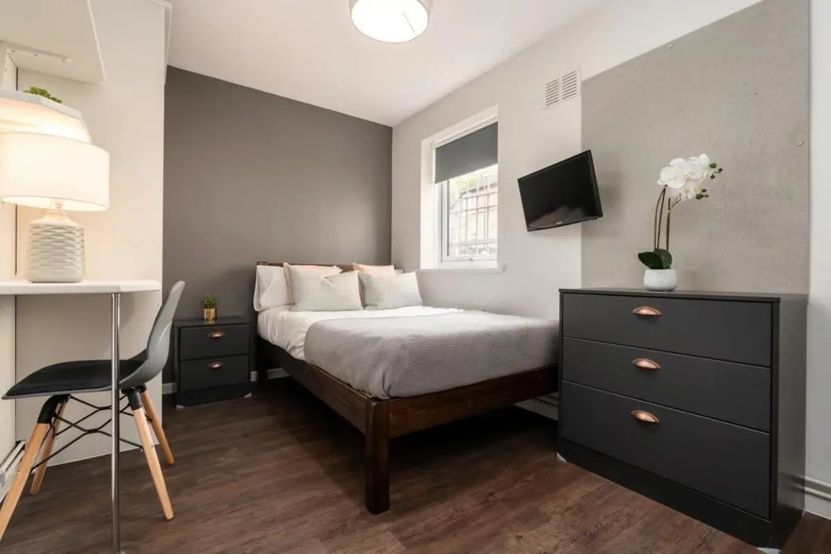 Bed dresser desk and chair bedroom at 28 Church Street in Nottingham Student Accommodation