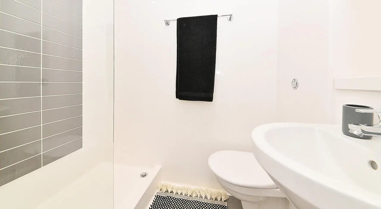 Shower toilet sink towel and bath mat bathroom at Plymouth Cross House in Plymouth Student Accommodation