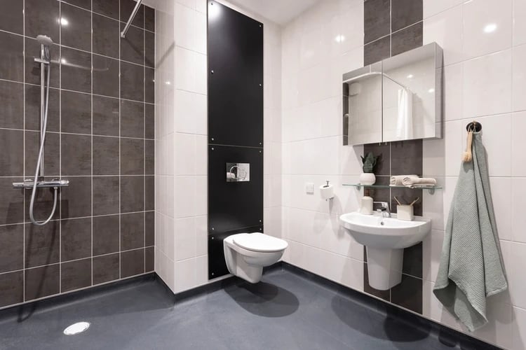 Shower toilet sink mirror towel rack bathroom at Arch View House in London Student Accommodation