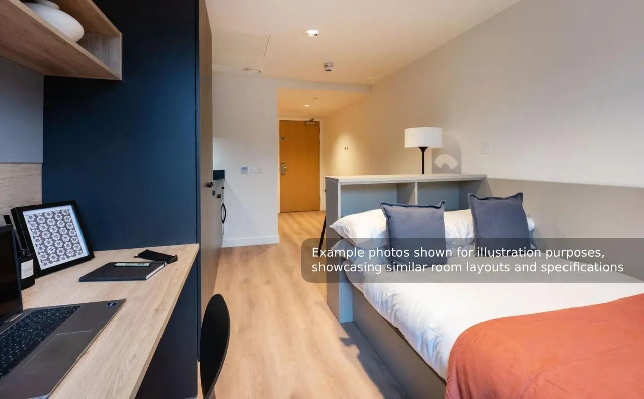 Bed desk and lamp in bedroom. at Straits Mile in Edinburgh Student Accommodation