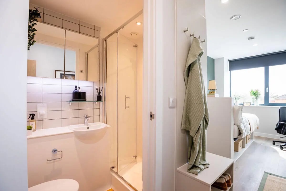Sink shower toilet mirror and robe bathroom and bedroom at Yugo Haüs in Birmingham Student Accommodation