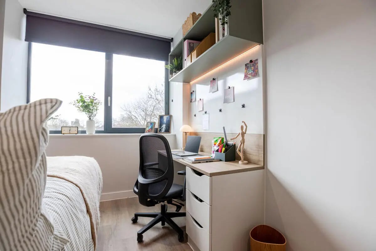 Bed desk chair and window Bedroom at Yugo Haüs in Birmingham Student Accommodation