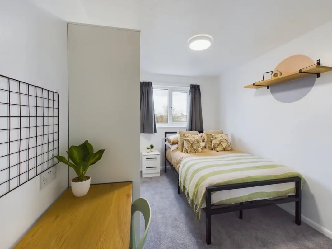 Bed desk plant and shelf Bedroom at 6 Bedroom House at 5, Mint Road in Leicester Student Accommodation