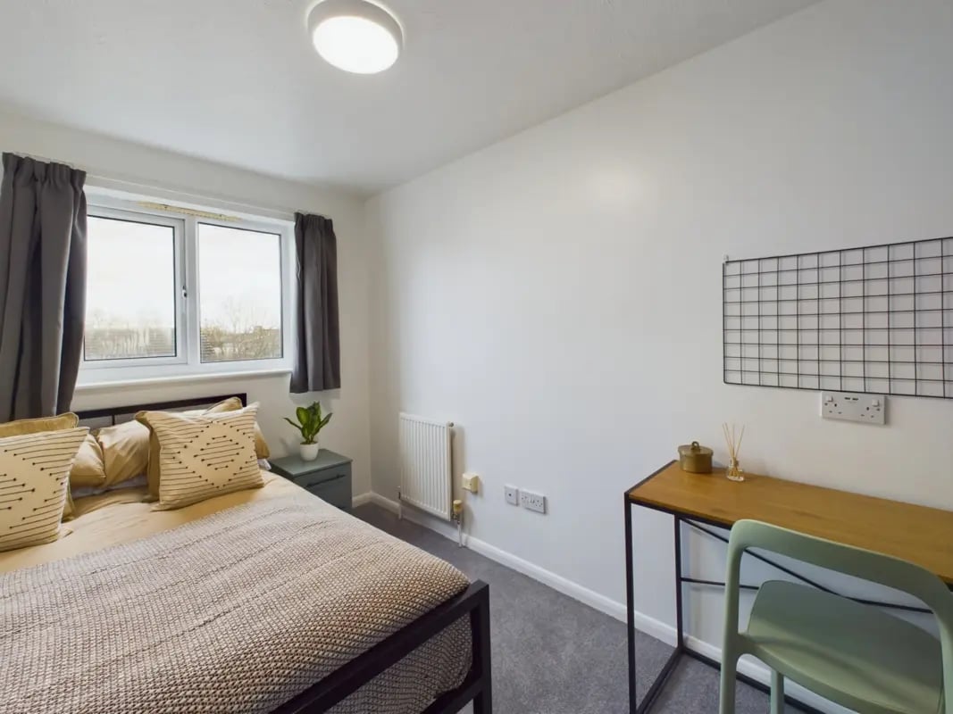 Bed with pillows and desk with chair bedroom at 6 Bedroom House at 5, Mint Road in Leicester Student Accommodation