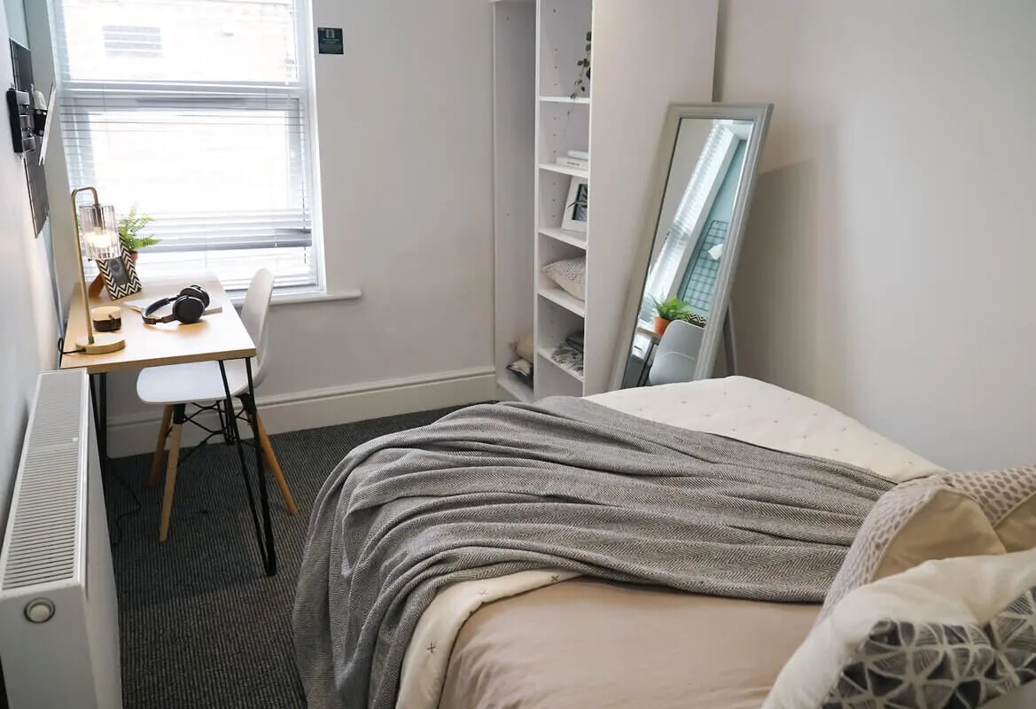 Desk headphones plant shelf mirror bedroom at 6 Bedroom House at 3, Baggholme Road in Lincoln Student Accommodation
