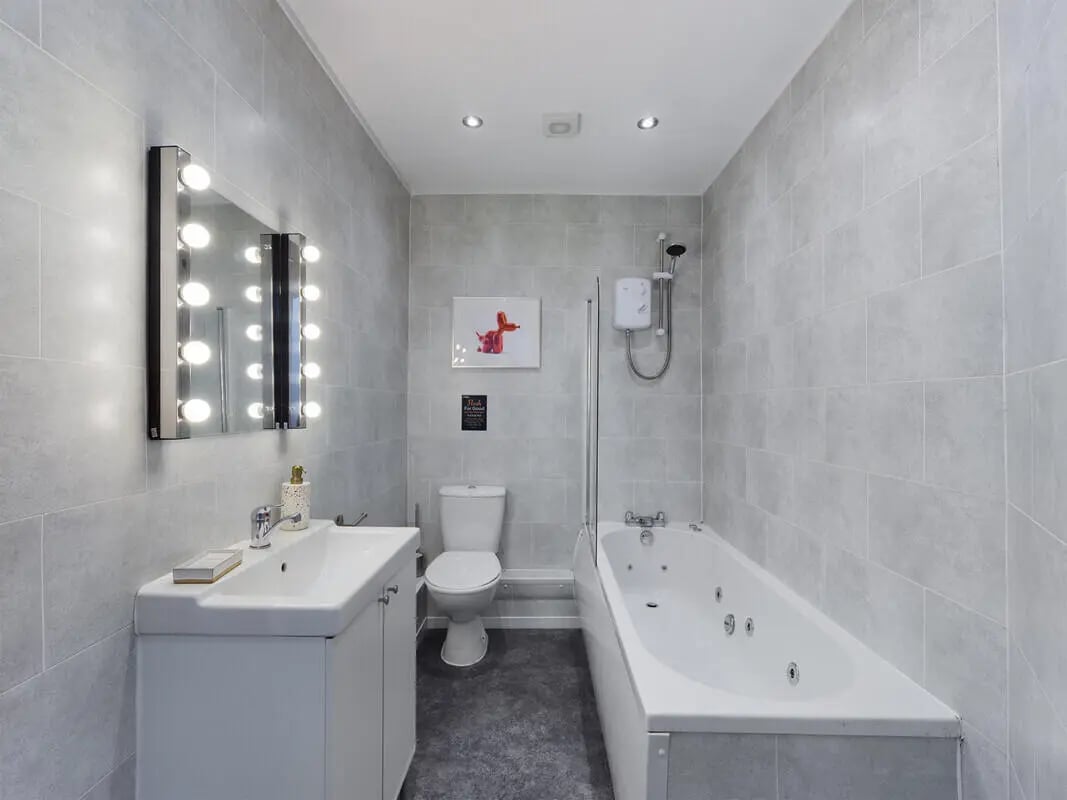 Sink toilet bathtub with lights bathroom at 6 Bedroom House at 328, Upper Parliament Street in Liverpool Student Accommodation