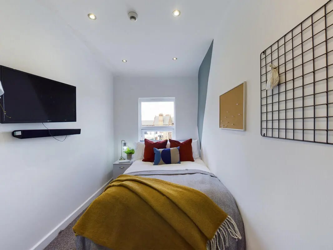 Bed TV soundbar pillows throw blanket bedroom at 6 Bedroom House at 328, Upper Parliament Street in Liverpool Student Accommodation