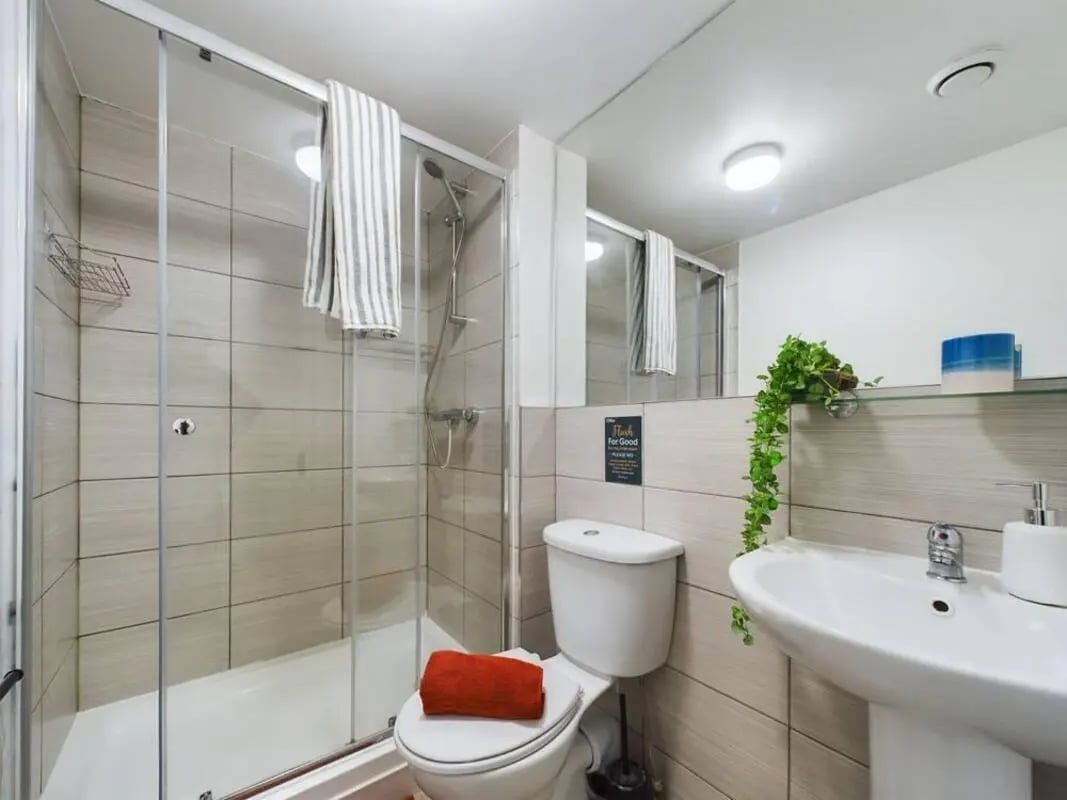 Shower toilet sink with towels bathroom at 5 Bedroom House at 2, Crofton Street in Manchester Student Accommodation