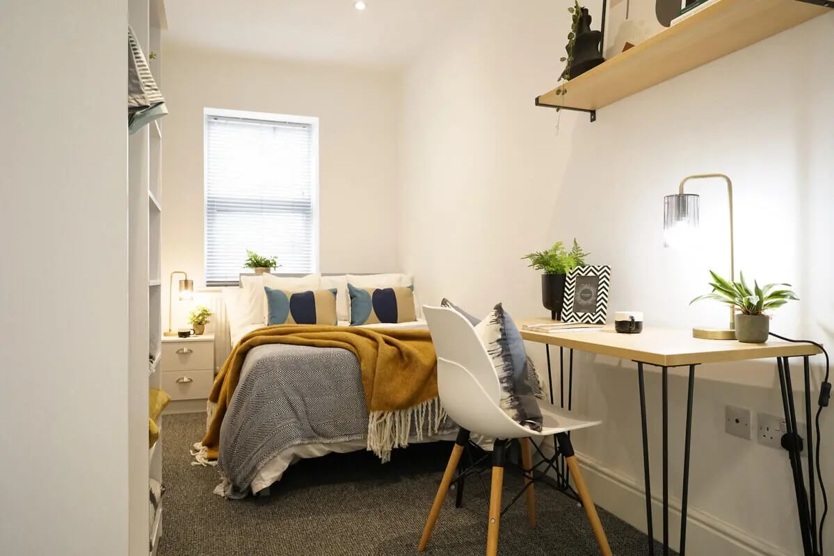 Bed with desk and chair bedroom at 4 Bedroom House at 24, Studios at, West Parade in Lincoln Student Accommodation