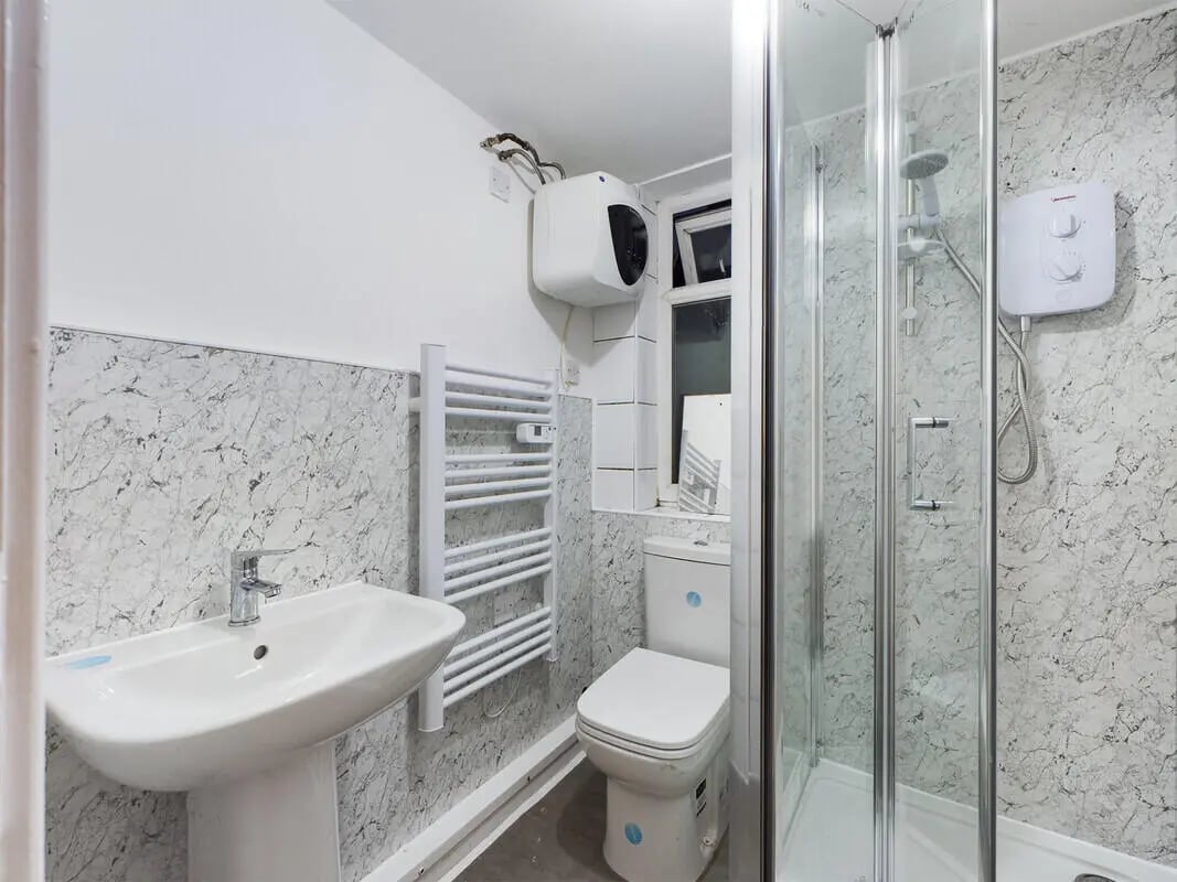 Sink toilet shower and towel radiator bathroom at 6 Bedroom House at 10, Richmond Road in Lincoln Student Accommodation