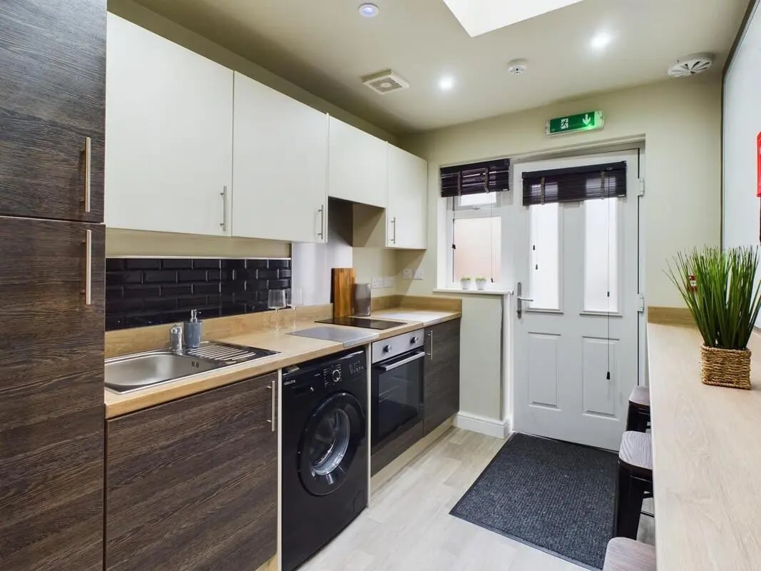 Modern kitchen with washer and oven kitchen at 7 Bedroom House at 19, Studios at, The Avenue in Lincoln Student Accommodation