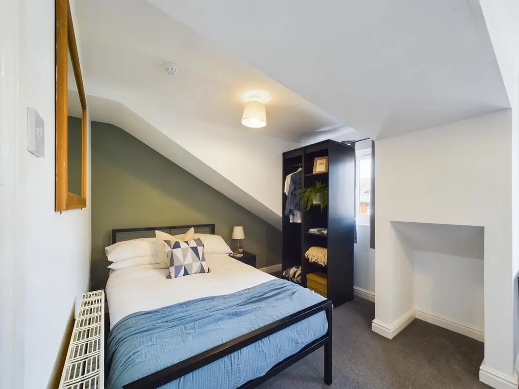 Bed wardrobe and mirror bedroom at 6 Bedroom House at 73, West Parade in Lincoln Student Accommodation