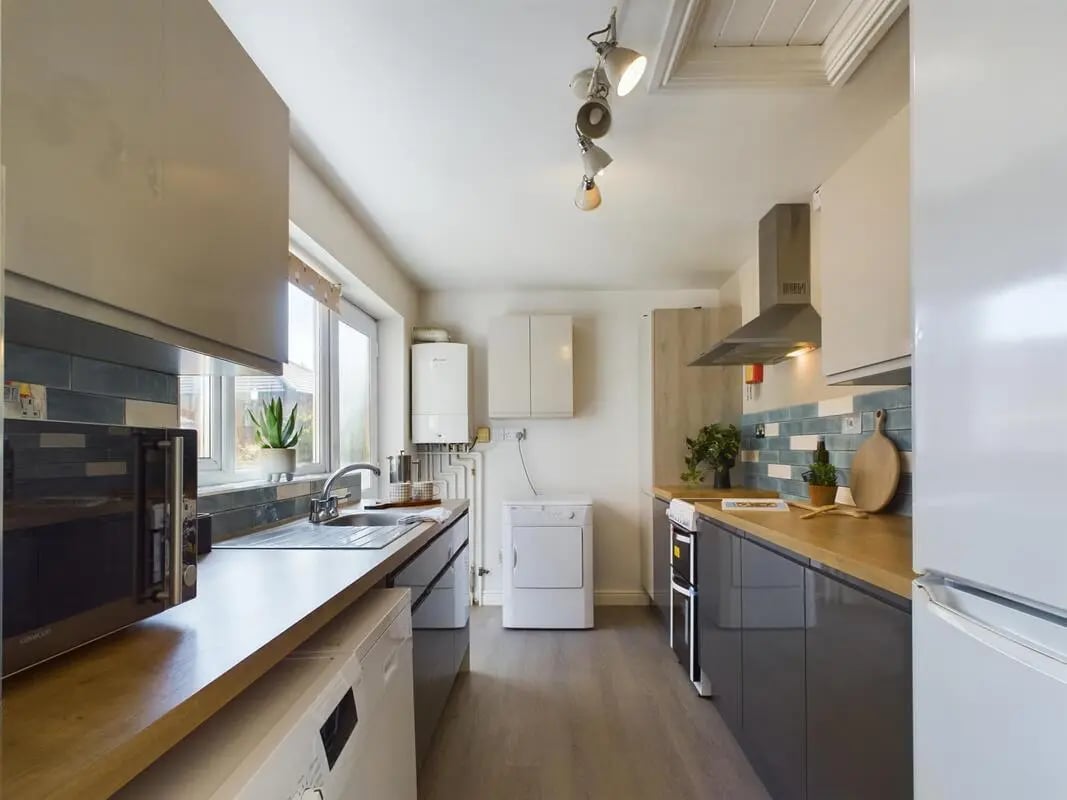 Microwave sink dryer washing machine kitchen at 6 Bedroom House at 73, West Parade in Lincoln Student Accommodation
