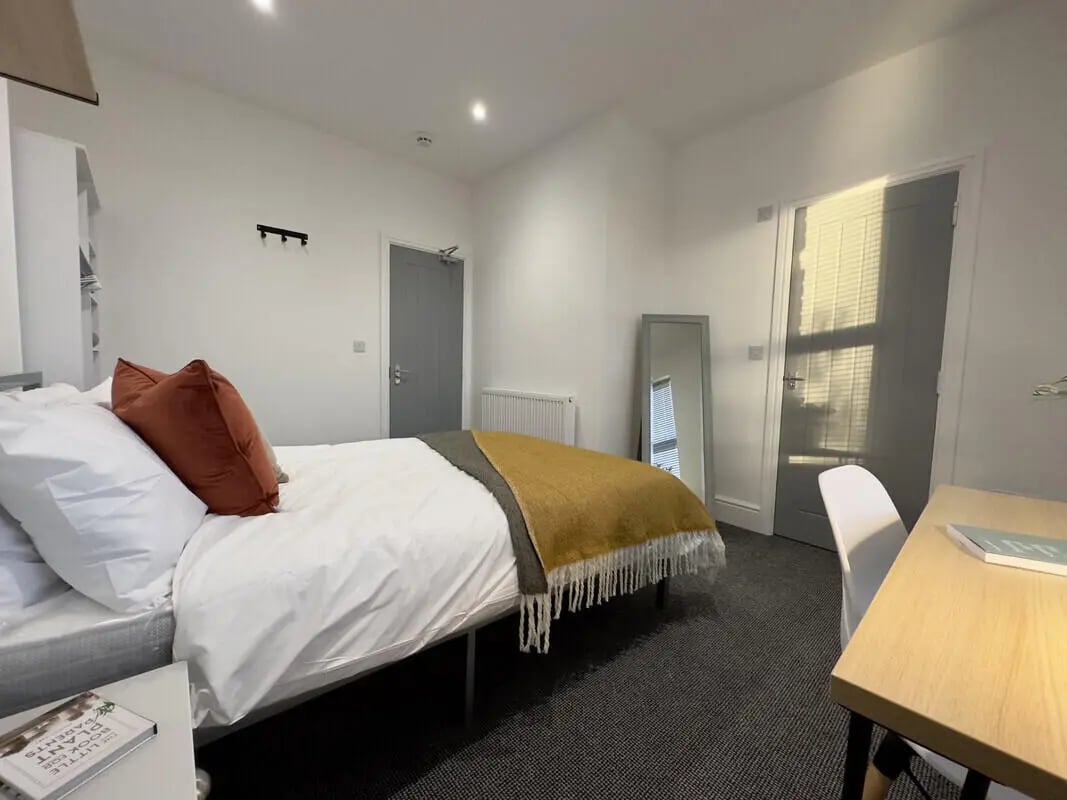Bed desk mirror and doors bedroom at 6 Bedroom House at 45, Monks Road in Lincoln Student Accommodation