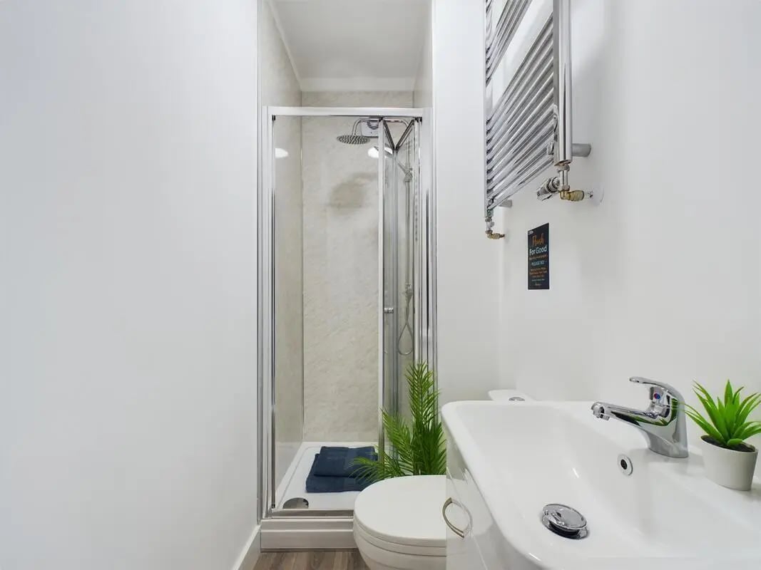 Shower toilet sink and towel rack bathroom at 6 Bedroom House at 32, Monks Road in Lincoln Student Accommodation