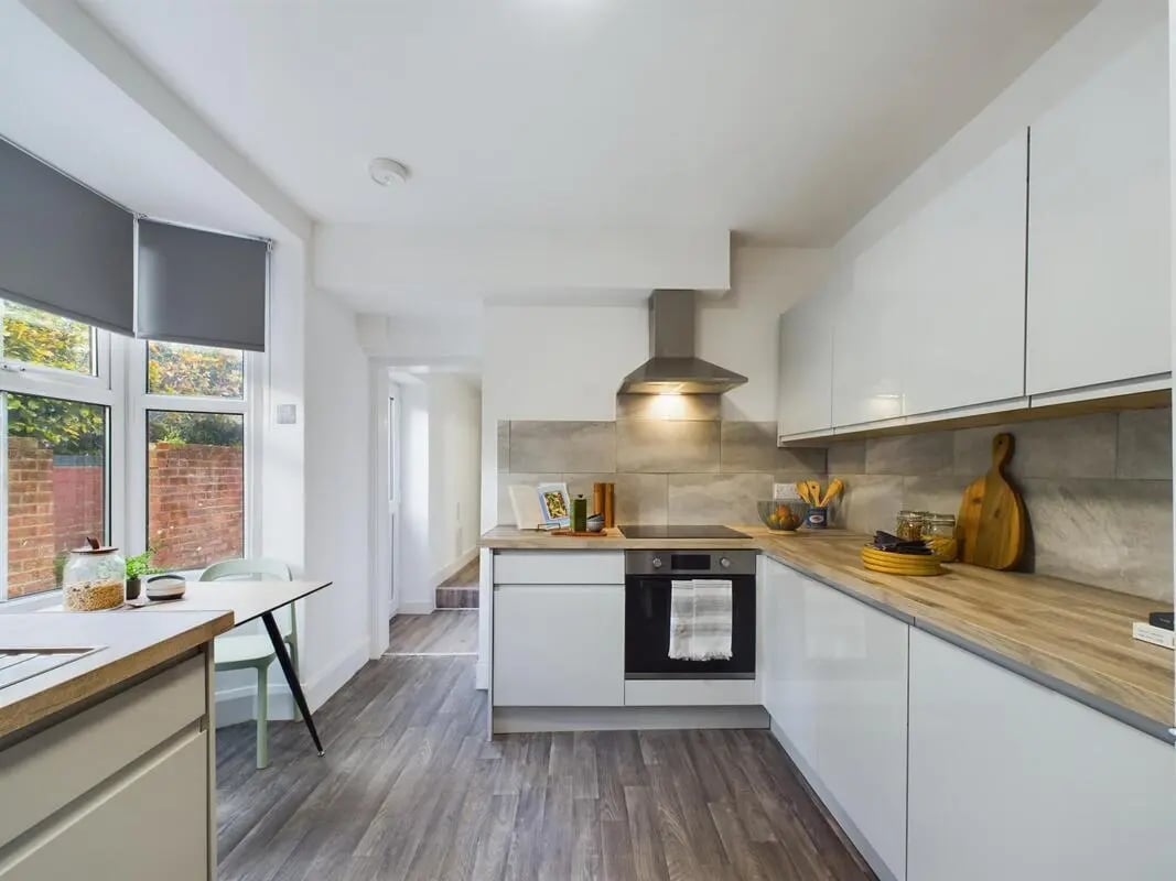 Modern kitchen with table oven and cabinets kitchen at 6 Bedroom House at 32, Monks Road in Lincoln Student Accommodation