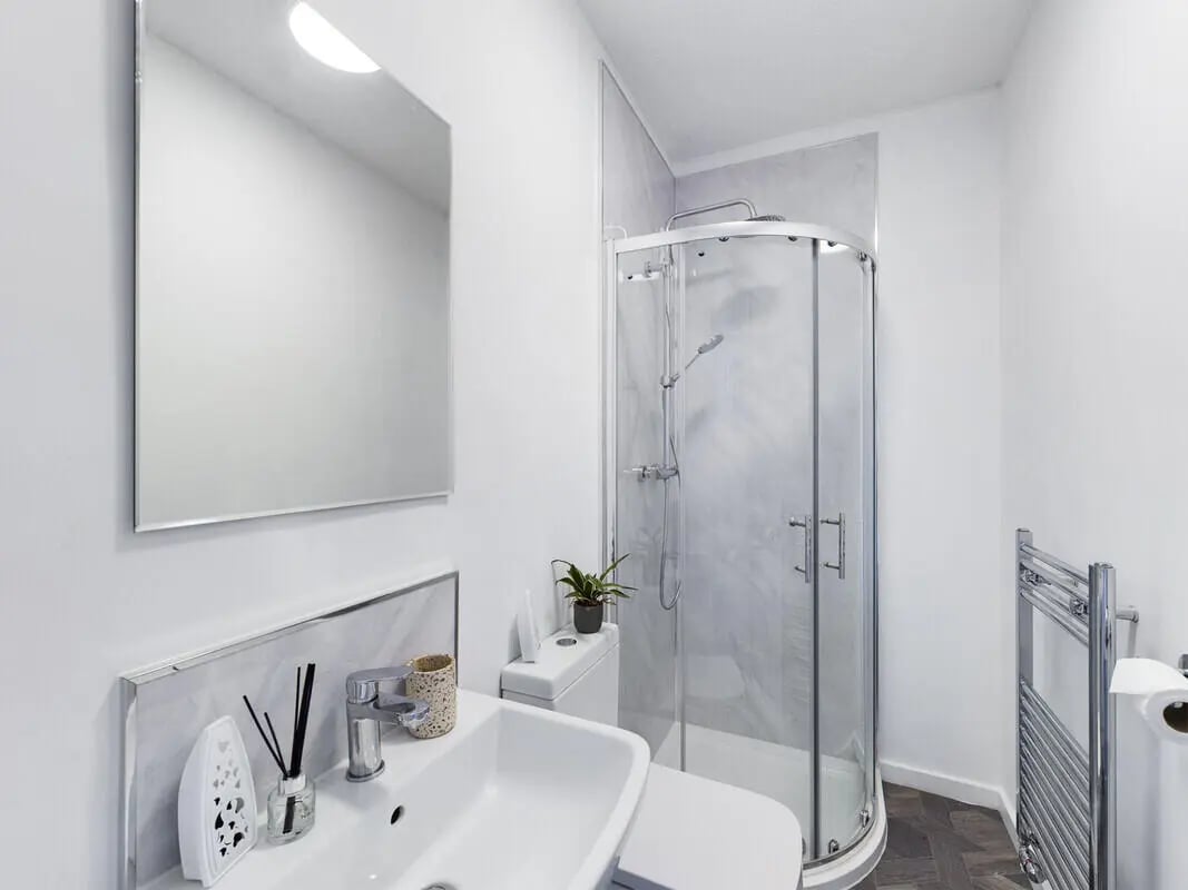 Sink toilet shower and mirror bathroom at 6 Bedroom House at 75A, West Parade in Lincoln Student Accommodation