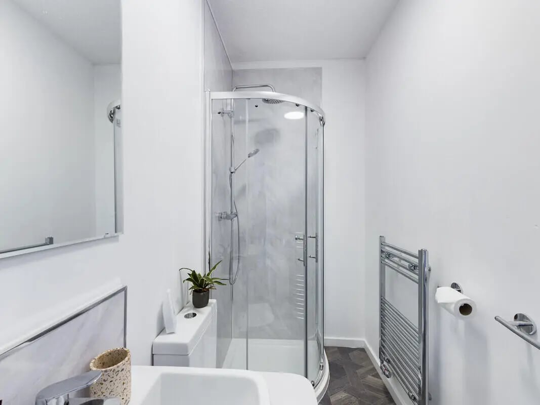 Modern white sink shower and towel rail bathroom at 6 Bedroom House at 75A, West Parade in Lincoln Student Accommodation