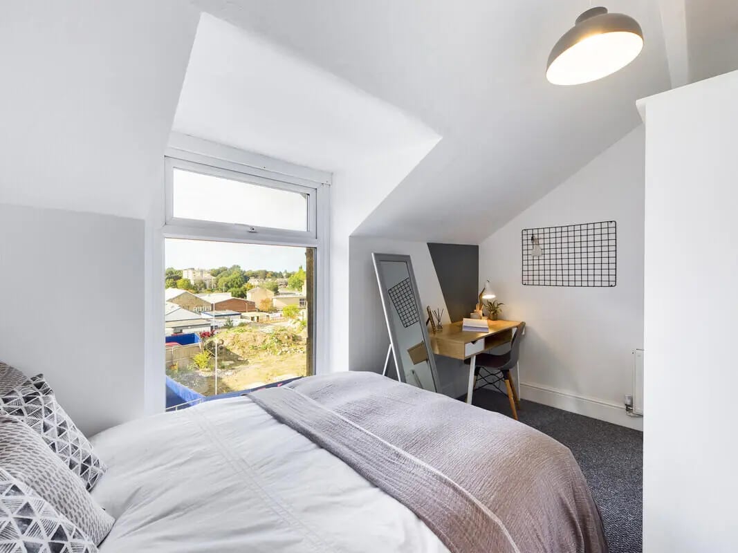 Bed desk mirror and window bedroom at 6 Bedroom House at 75A, West Parade in Lincoln Student Accommodation