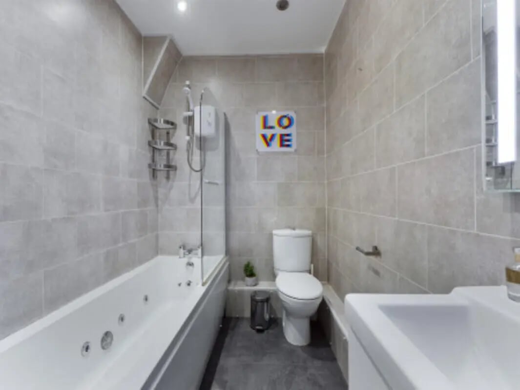 Bathtub toilet sink and love sign bathroom at 9 Bedroom House at 128, Uttoxeter New Road in Derby Student Accommodation