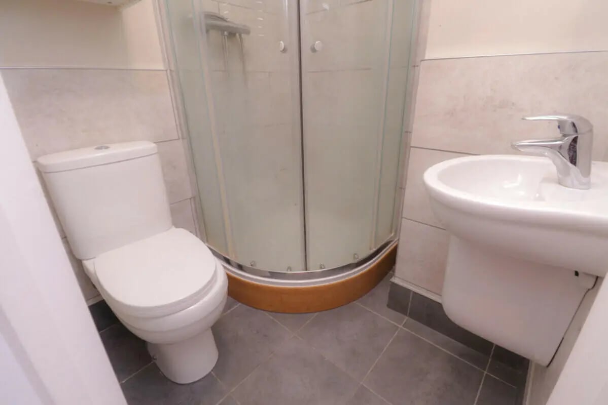 Toilet shower sink tiled bathroom at 7 Bedroom House at 106, Yarborough Road in Lincoln Student Accommodation