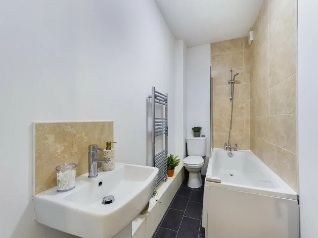 Sink toilet towel rack and bathtub bathroom at 6 Bedroom House at 36, Brae Street in Liverpool Student Accommodation