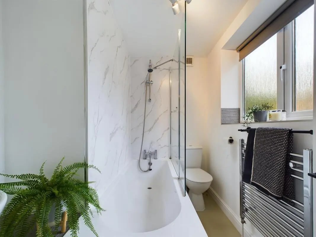 Tub toilet fern and towels bathroom at 4 Bedroom House at 11, Charles Street West in Lincoln Student Accommodation