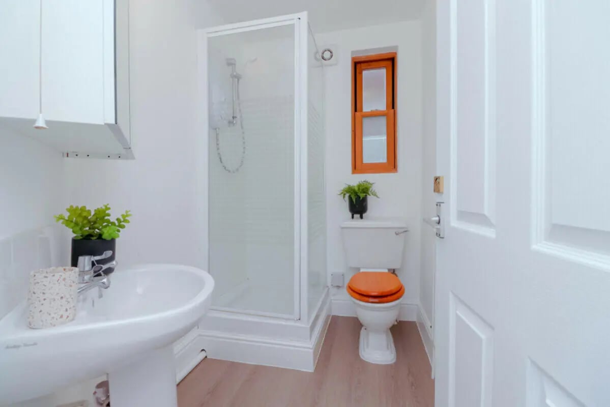Sink shower toilet plants orange seat bathroom at 5 Bedroom House at 71A, West Parade in Lincoln Student Accommodation