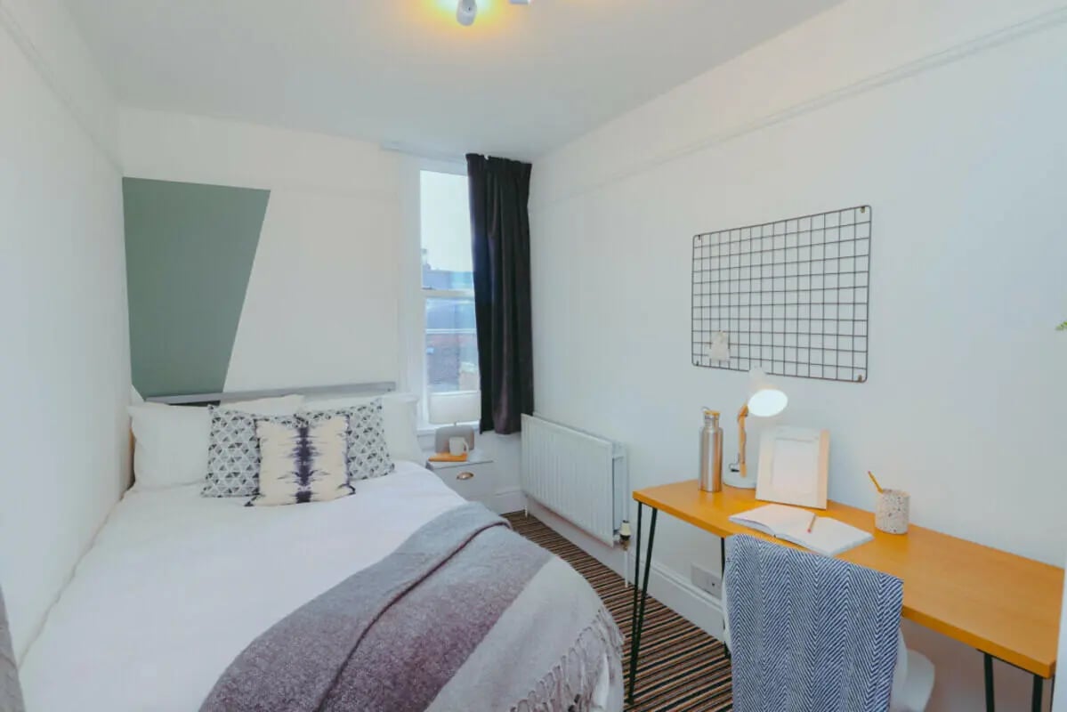 Bed desk and chair bedroom at 5 Bedroom House at 71A, West Parade in Lincoln Student Accommodation