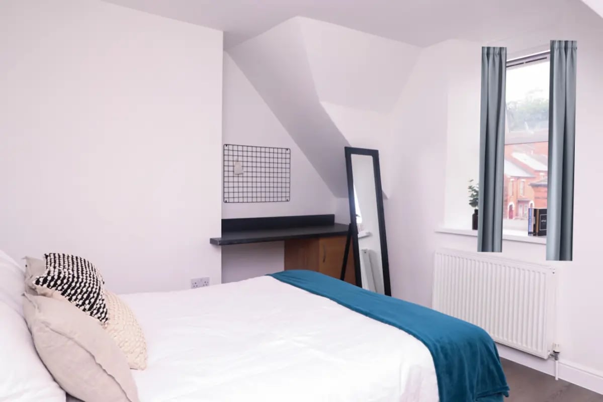Bed desk mirror window bedroom at 5 Bedroom House at 99, Monks Road in Lincoln Student Accommodation