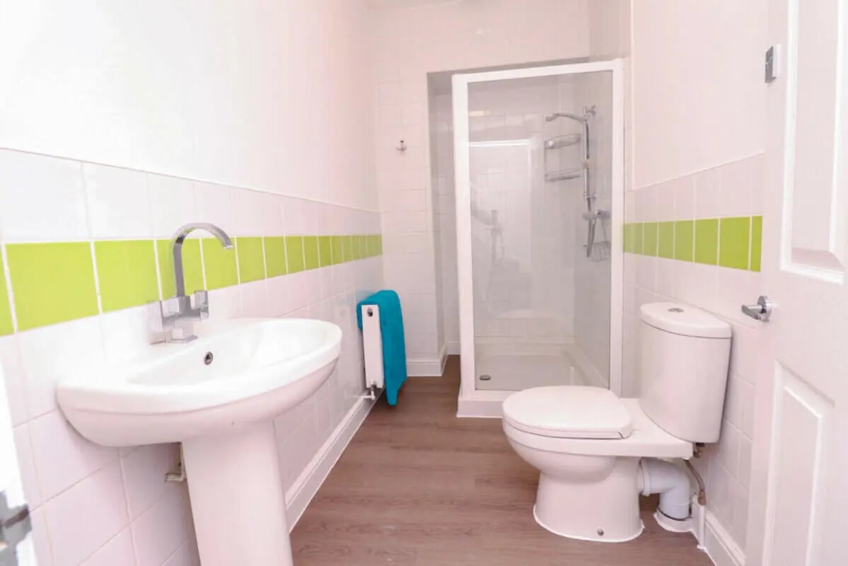 Sink toilet shower cubicle blue towel bathroom at 5 Bedroom House at 99, Monks Road in Lincoln Student Accommodation