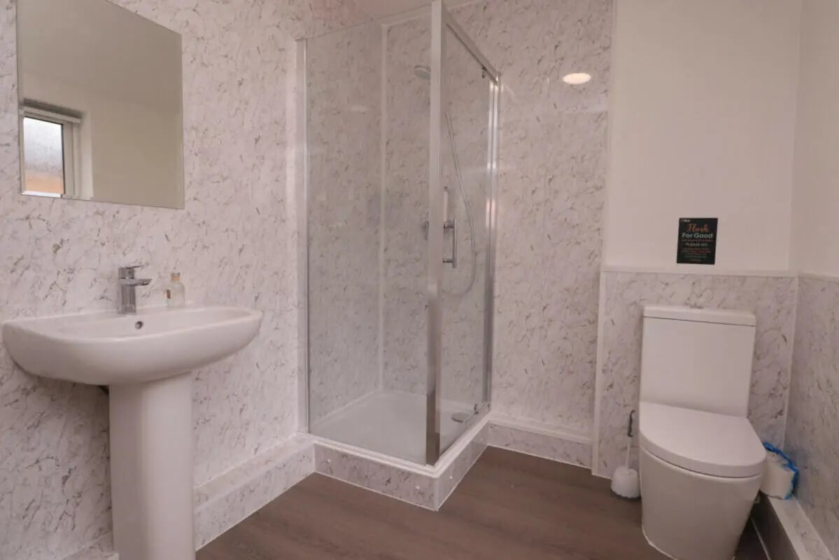 Sink toilet shower and mirror bathroom at 5 Bedroom House at 43, Thesiger Street in Lincoln Student Accommodation