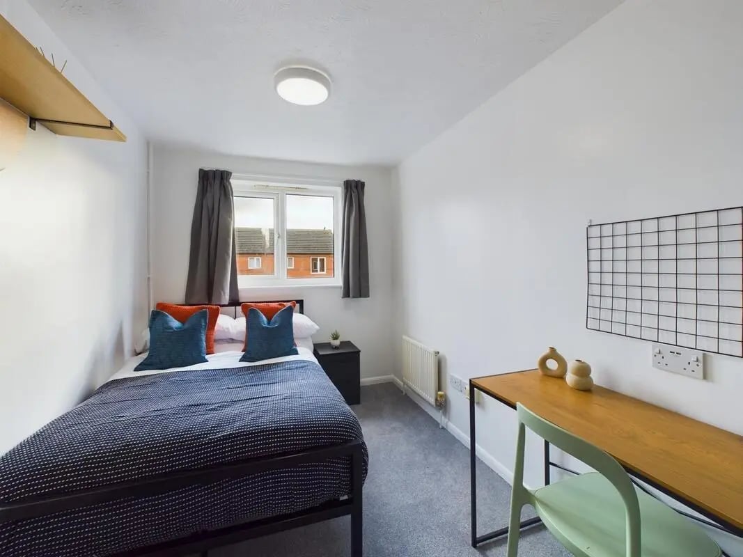 Bed desk chair window black bedside table bedroom at 6 Bedroom House at 1, Mint Road in Leicester Student Accommodation