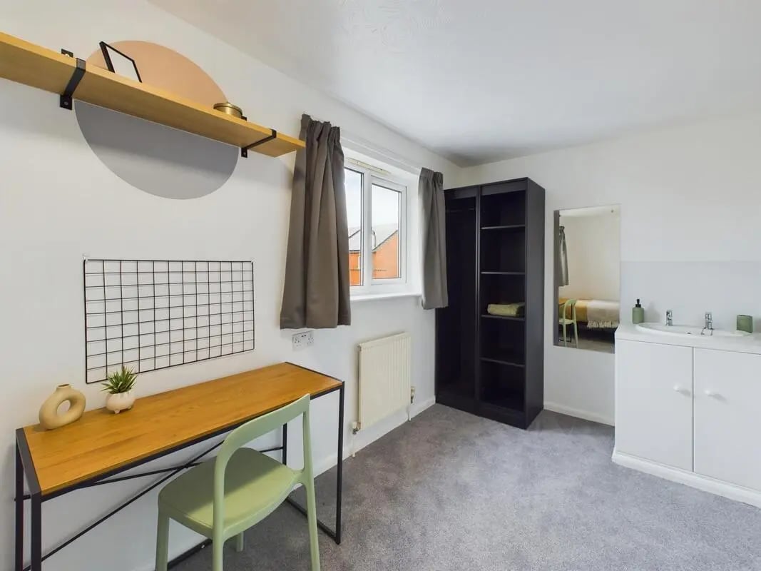 Desk chair wardrobe mirror and sink bedroom at 6 Bedroom House at 1, Mint Road in Leicester Student Accommodation
