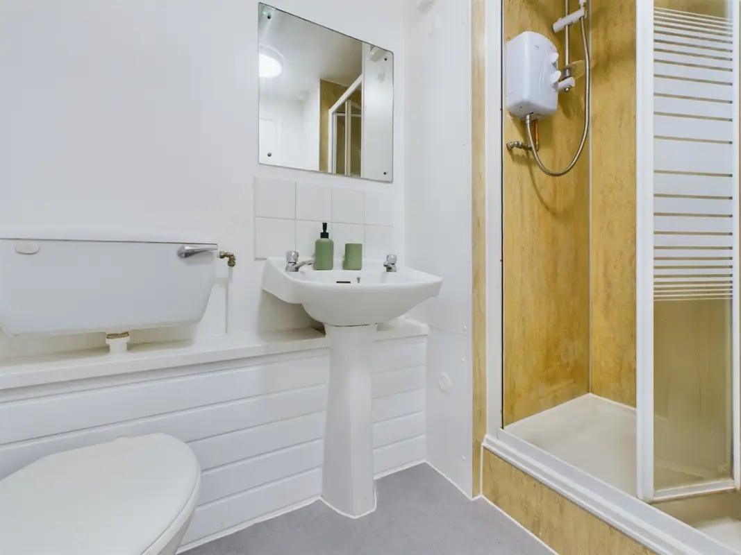 Toilet sink shower and mirror bathroom at 6 Bedroom House at 1, Mint Road in Leicester Student Accommodation