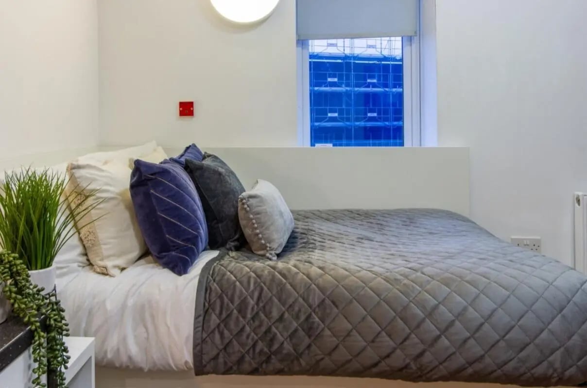 Bed with quilted blanket and pillows bedroom at Bowman House in Nottingham Student Accommodation