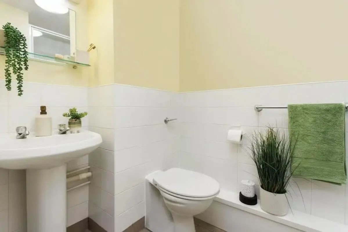 Toilet sink and green towel bathroom at Curzon House in Nottingham Student Accommodation