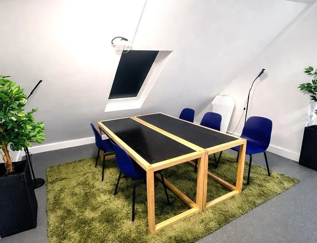 Table chairs plant rug dining area at Hollis Wharf in Bath Student Accommodation