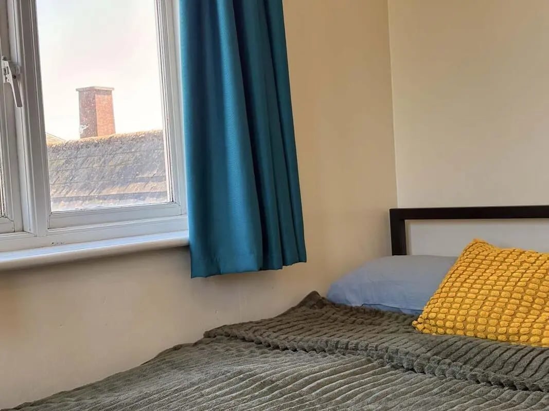 Bed with pillows and blankets bedroom at Pin Hill in Canterbury Student Accommodation