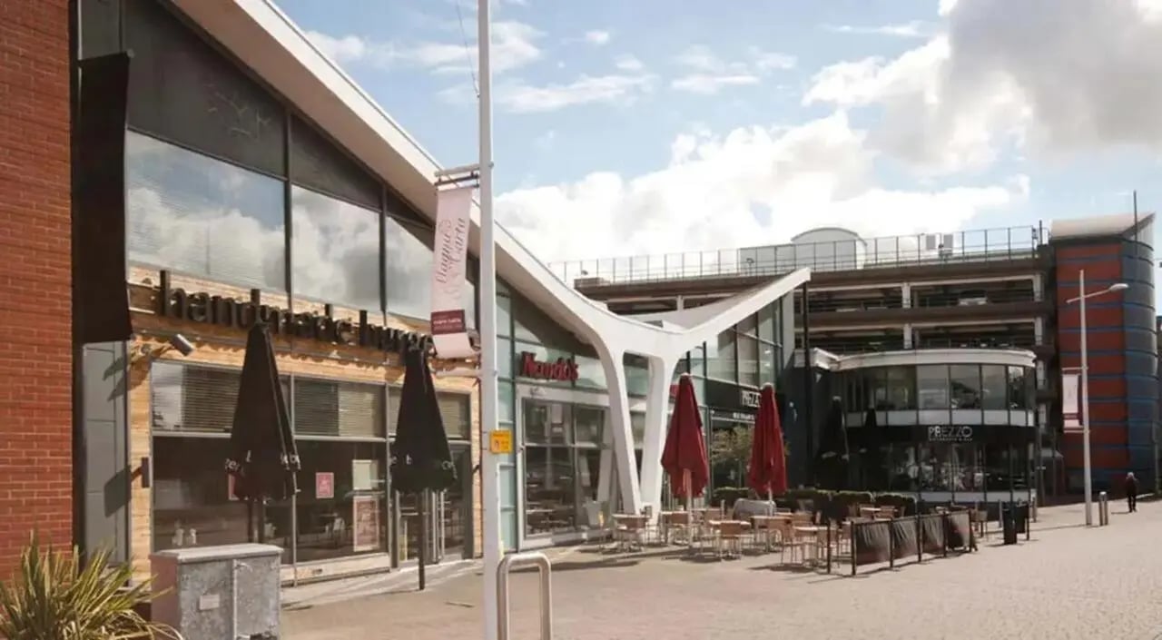 Restaurants and outdoor seating exterior at Brayford Quay in Lincoln Student Accommodation