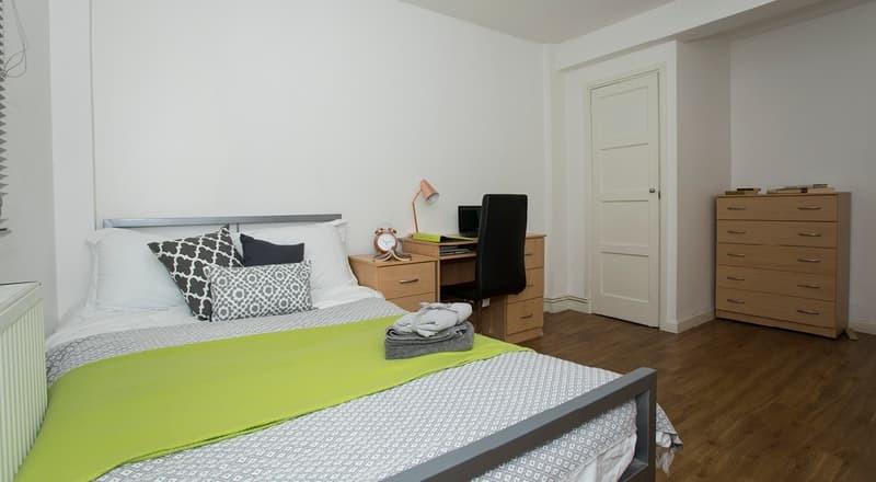 Bed desk dresser and chair bedroom at Surrey Quays Landale House in London Student Accommodation